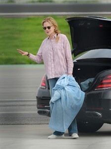 nicole-kidman-arrives-to-los-angeles-aboard-a-private-jet-01-14-2023-5.jpg