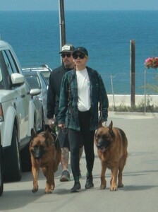 nicole-richie-and-joel-madden-out-with-their-dogs-at-summerland-beach-07-03-2022-1.jpg