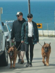 nicole-richie-and-joel-madden-out-with-their-dogs-at-summerland-beach-07-03-2022-2.jpg