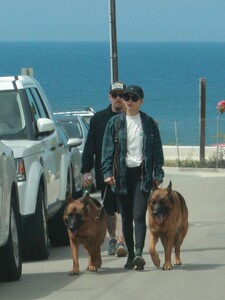 nicole-richie-and-joel-madden-out-with-their-dogs-at-summerland-beach-07-03-2022-4.jpg