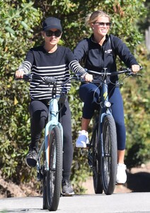 nicole-richie-and-sofia-richie-on-a-bike-ride-in-santa-barbara-08-07-2022-1.jpg