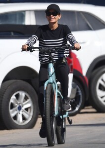 nicole-richie-and-sofia-richie-on-a-bike-ride-in-santa-barbara-08-07-2022-13.jpg