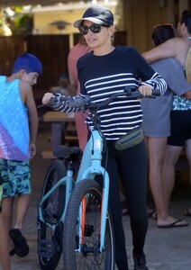 nicole-richie-and-sofia-richie-on-a-bike-ride-in-santa-barbara-08-07-2022-3.jpg