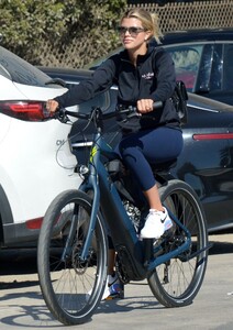 nicole-richie-and-sofia-richie-on-a-bike-ride-in-santa-barbara-08-07-2022-8.jpg