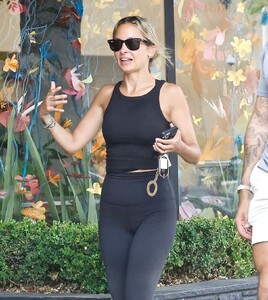 nicole-richie-out-for-lunch-at-sweet-butter-in-sherman-oaks-07-31-2022-8.jpg