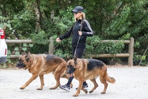 nicole-richie-out-hiking-with-her-friends-and-dogs-in-los-angeles-09-17-2022-0.jpg