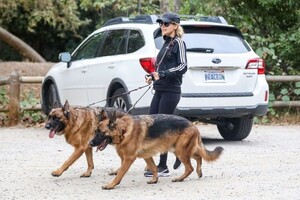 nicole-richie-out-hiking-with-her-friends-and-dogs-in-los-angeles-09-17-2022-1.jpg