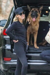 nicole-richie-out-hiking-with-her-friends-and-dogs-in-los-angeles-09-17-2022-2.jpg
