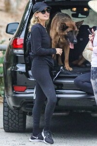 nicole-richie-out-hiking-with-her-friends-and-dogs-in-los-angeles-09-17-2022-3.jpg