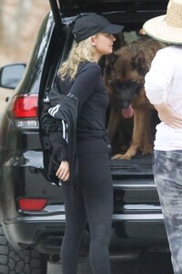 nicole-richie-out-hiking-with-her-friends-and-dogs-in-los-angeles-09-17-2022-4.jpg