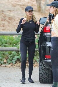 nicole-richie-out-hiking-with-her-friends-and-dogs-in-los-angeles-09-17-2022-5.jpg