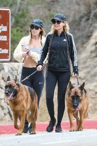 nicole-richie-out-hiking-with-her-friends-and-dogs-in-los-angeles-09-17-2022-6.jpg