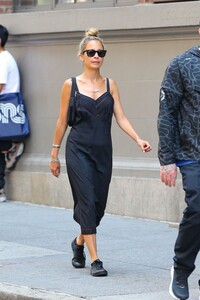 nicole-richie-out-shopping-in-new-york-07-15-2022-2.thumb.jpg.26b20ad17be7eee693f619838c8e8c80.jpg