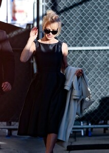 pamela-anderson-arrives-at-el-capitan-entertainment-centre-in-hollywood-01-31-2012-0.jpg