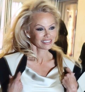 pamela-anderson-arrives-at-pamela-a-love-story-premiere-at-paris-theatre-in-new-york-02-01-2023-1.jpg