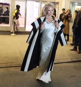 pamela-anderson-arrives-at-pamela-a-love-story-premiere-at-paris-theatre-in-new-york-02-01-2023-2.jpg