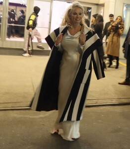 pamela-anderson-arrives-at-pamela-a-love-story-premiere-at-paris-theatre-in-new-york-02-01-2023-5.jpg