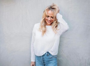 pamela-anderson-at-armchair-expert-podcast-01-30-2023-4.jpg