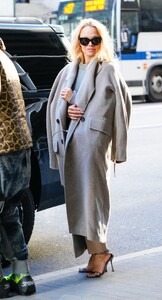 pamela-anderson-leaves-her-hotel-with-in-new-york-02-03-2022-0.jpg