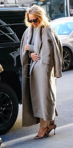 pamela-anderson-leaves-her-hotel-with-in-new-york-02-03-2022-5.jpg