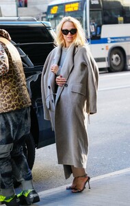 pamela-anderson-leaves-her-hotel-with-in-new-york-02-03-2022-6.jpg