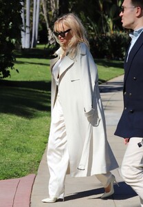 pamela-anderson-promotes-her-new-book-love-pamela-at-the-grove-mall-in-los-angeles-01-31-2023-1.jpg
