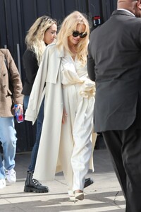 pamela-anderson-promotes-her-new-book-love-pamela-at-the-grove-mall-in-los-angeles-01-31-2023-3.jpg