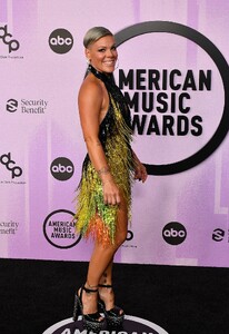 pink-at-2022-american-music-awards-in-los-angeles-11-20-2022-2.jpg