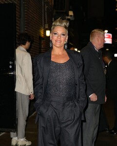 pink-leaves-late-show-with-stephen-colbert-in-new-york-02-21-2023-4.jpg