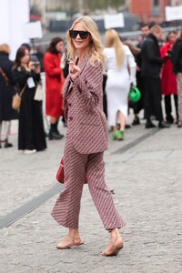 poppy-delevingne-at-stella-mccartney-ss23-show-at-paris-fashion-week-10-03-2022-6.jpg