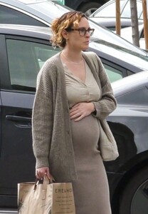 pregnant-rumer-willis-shopping-at-grocery-store-in-los-angeles-01-29-2023-1.jpg