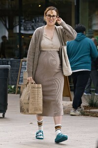 pregnant-rumer-willis-shopping-at-grocery-store-in-los-angeles-01-29-2023-2.jpg