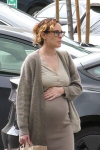 pregnant-rumer-willis-shopping-at-grocery-store-in-los-angeles-01-29-2023-3.jpg