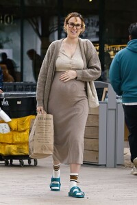 pregnant-rumer-willis-shopping-at-grocery-store-in-los-angeles-01-29-2023-4.jpg