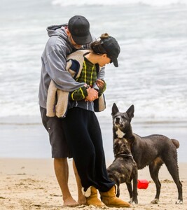 rachel-bilson-beach-day-in-malibu-05-25-2022-1.jpg