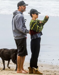 rachel-bilson-beach-day-in-malibu-05-25-2022-2.jpg