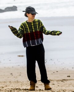 rachel-bilson-beach-day-in-malibu-05-25-2022-5.jpg