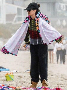 rachel-bilson-beach-day-in-malibu-05-25-2022-6.jpg