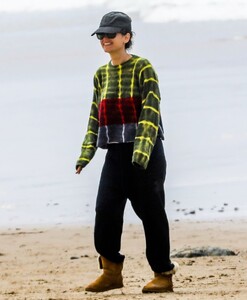 rachel-bilson-beach-day-in-malibu-05-25-2022-8.jpg