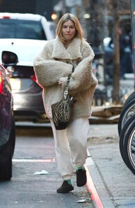 sienna-miller-leaves-a-nail-salon-in-new-york-02-07-2023-5.jpg