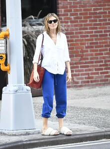 sienna-miller-out-and-about-in-new-york-11-07-2022-5.jpg