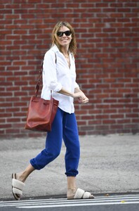 sienna-miller-out-and-about-in-new-york-11-07-2022-6.jpg
