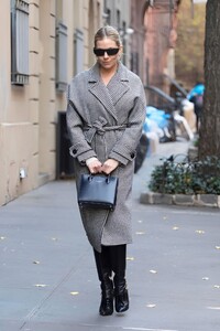 sienna-miller-out-and-about-in-new-york-12-06-2022-3.thumb.jpg.ea92ec2033cf3fbb72750f04bffe4a9e.jpg