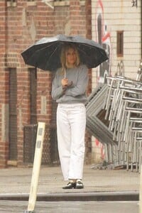 sienna-miller-out-on-a-rainy-day-in-new-york-02-16-2023-0.jpg