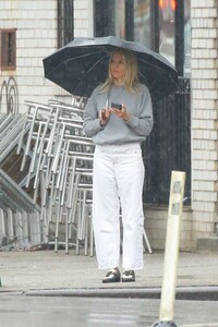 sienna-miller-out-on-a-rainy-day-in-new-york-02-16-2023-1.jpg