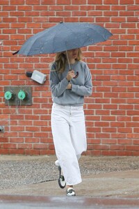 sienna-miller-out-on-a-rainy-day-in-new-york-02-16-2023-2.jpg