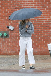 sienna-miller-out-on-a-rainy-day-in-new-york-02-16-2023-3.jpg