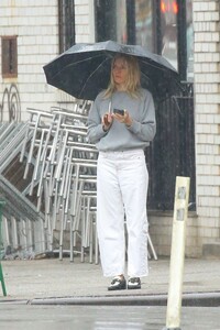 sienna-miller-out-on-a-rainy-day-in-new-york-02-16-2023-4.jpg