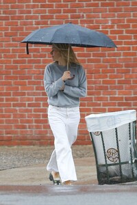 sienna-miller-out-on-a-rainy-day-in-new-york-02-16-2023-5.jpg