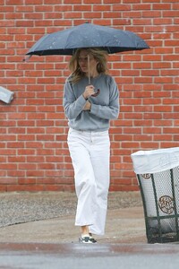 sienna-miller-out-on-a-rainy-day-in-new-york-02-16-2023-6.jpg